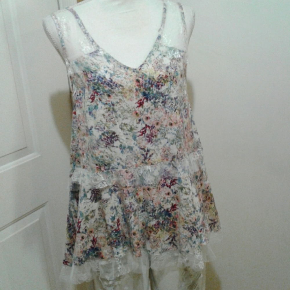 🌺 NWOT Gorgeous Angie Rayon & Lace Blouse